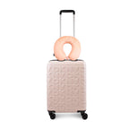 Pack Maleta de Cabina Meghan rosada + Almohada de Viaje Varisty DKNY