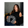 Almohada de Viaje Memory Foam DONNA KARAN letras negras