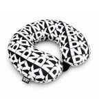 Almohada de Viaje Memory Foam DONNA KARAN letras blancas